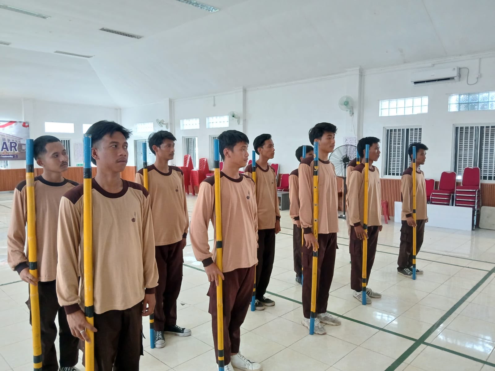 Asah Kekompakan Lewat PBB Tongkat, Lapas Banjar Rutin Gelar Latihan Pramuka Bersama Kwarran Pataruman