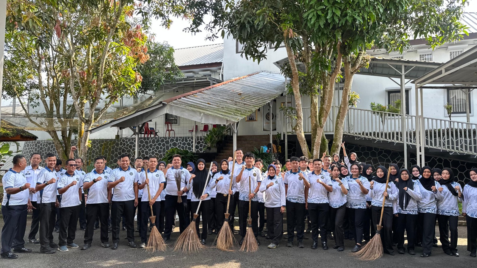 Wujudkan Pelayanan Prima, Lapas Banjar Gelar Aksi Bersih Lingkungan dalam Rangka Hari Bakti Pemasyarakatan 2026