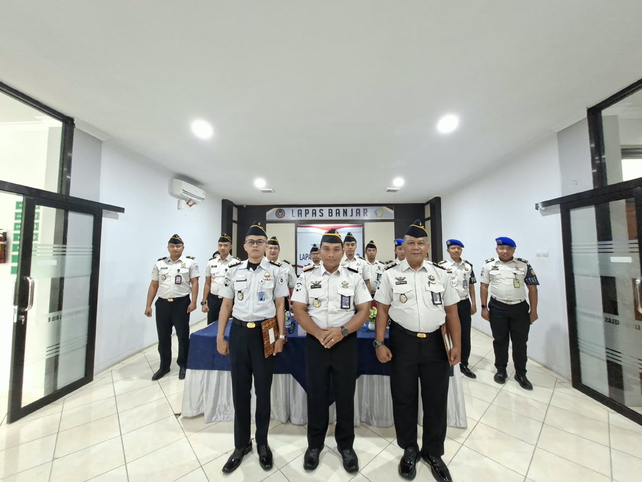 Apresiasi Dedikasi dan Prestasi Kerja, Dua Pegawai Lapas Banjar Resmi Terima Kenaikan Pangkat