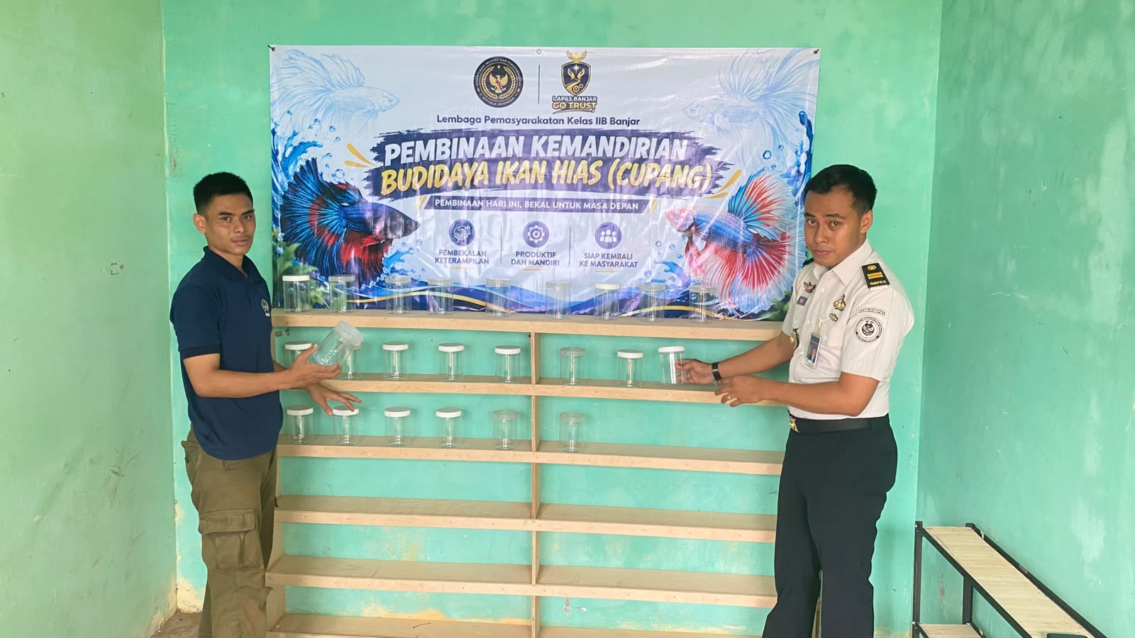 Dukung Pembinaan Kemandirian, Kasi Binadik dan Giatja Lapas Banjar Tinjau Sarana Budidaya Ikan Cupang