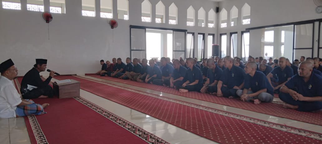 Bangun Karakter dan Tanamkan Nilai Kerohanian, Warga Binaan Mapenaling Lapas Banjar Dapatkan Pembinaan Keagamaan